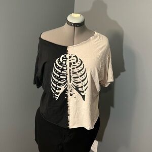 Asymmetrical Black and White Graphic Short Sleeve Tee